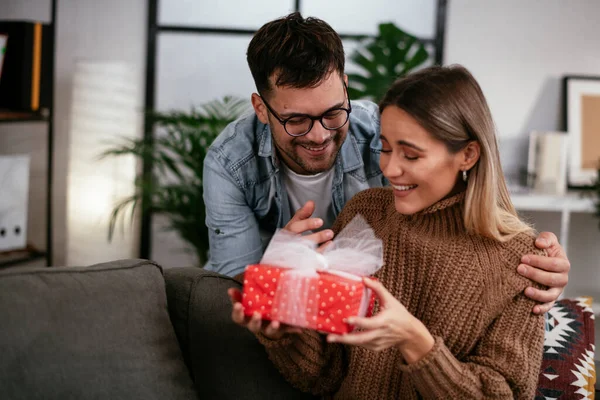 Erkek, kız arkadaşına hediyeyle sürpriz yapıyor..