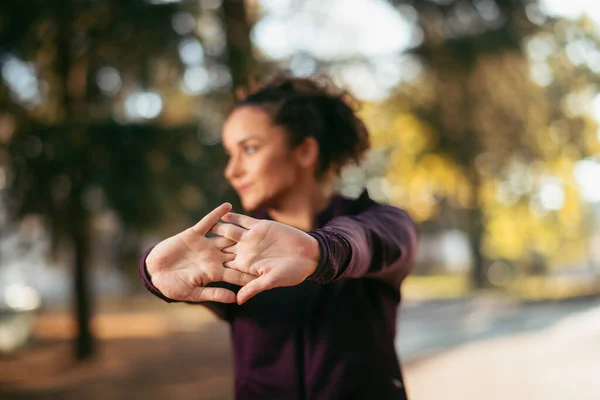 Mujer Joven Haciendo Ejercicio Aire Libre — Foto de Stock