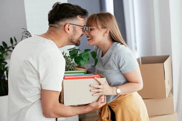 Young Couple Moving New Flat — Stock Photo, Image