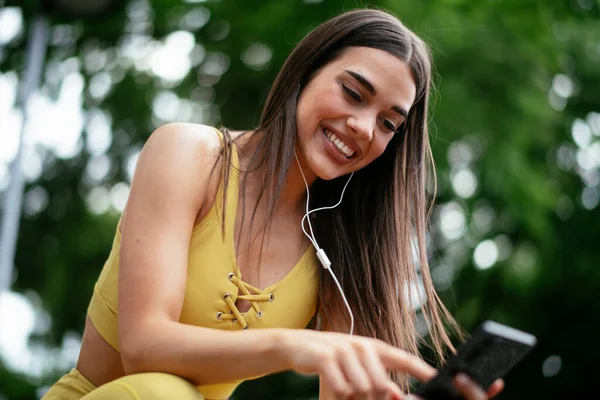 Hermosa Mujer Descansando Hacer Ejercicio Mujer Atleta Joven Sentada Banco — Foto de Stock