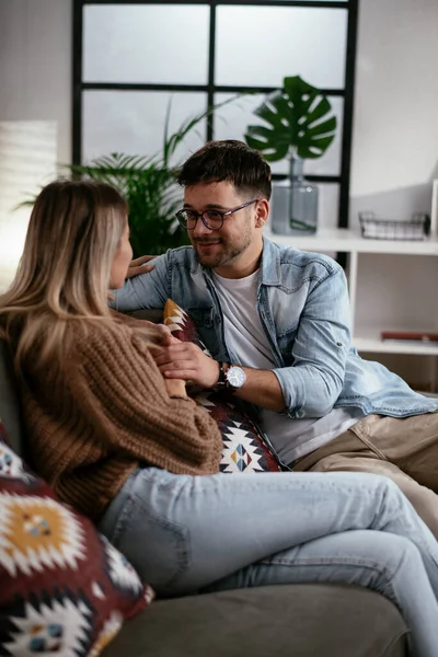 Pareja Joven Sentada Hablando Casa Pareja Cariñosa Fecha —  Fotos de Stock