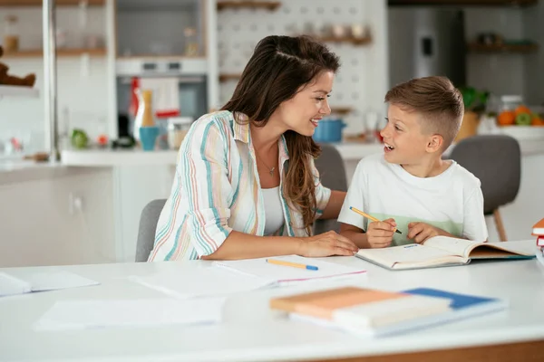 Moeder Doet Huiswerk Met Zoon — Stockfoto