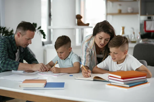 Moeder Vader Helpen Hun Zonen Met Huiswerk — Stockfoto