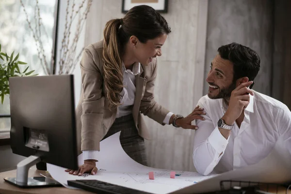 Colegas Cargo Empresaria Hombre Negocios Discutiendo Trabajo Oficina Dos Amigos — Foto de Stock