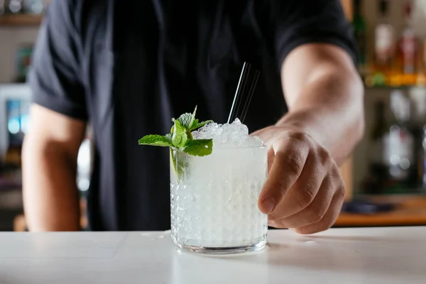 Expert Barman Making Cocktail Night Club — Stock Photo, Image