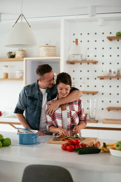 Casal Jovem Fazendo Sanduíches Casa Amante Casal Desfrutando Cozinha — Fotografia de Stock