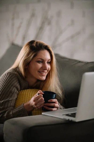 Mooie Blonde Vrouw Kijken Film Haar Laptop Thuis — Stockfoto