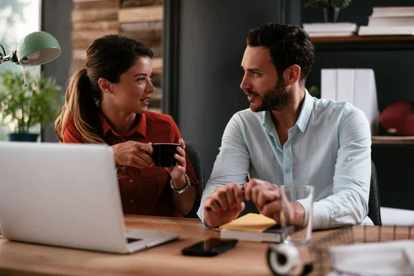 Colegas Cargo Empresaria Hombre Negocios Discutiendo Trabajo Oficina Dos Amigos — Foto de Stock