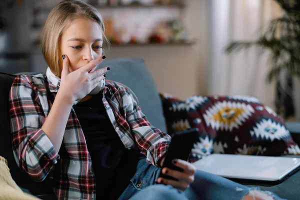 Foto Close Menina Positiva Com Fones Ouvido Usando Smartphone Casa — Fotografia de Stock