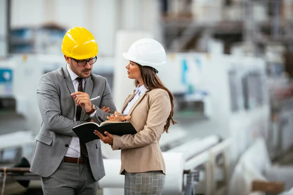 Mujer Hombre Arquitectos Cascos Discutiendo Planes — Foto de Stock