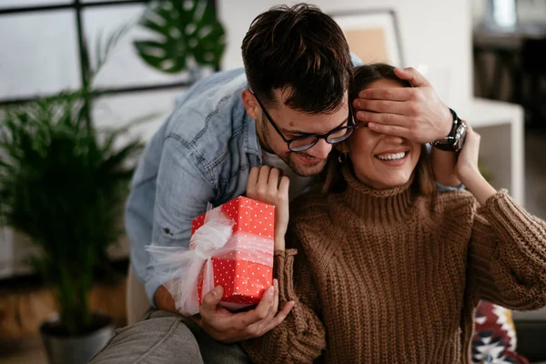 Mann Überrascht Freundin Mit Geschenk — Stockfoto