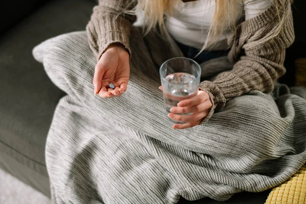 Hasta olduğu için evde. Güzel Genç Kadın Üşütmüş veya Grip Olmuş Dairesinde.