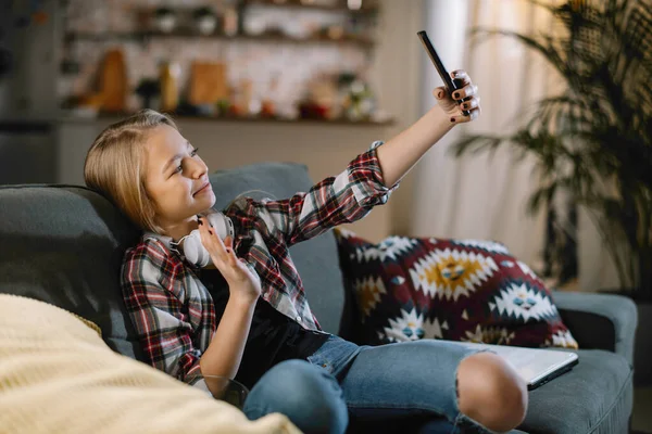 Menina Bonita Fazendo Selfie Com Smartphone Casa — Fotografia de Stock