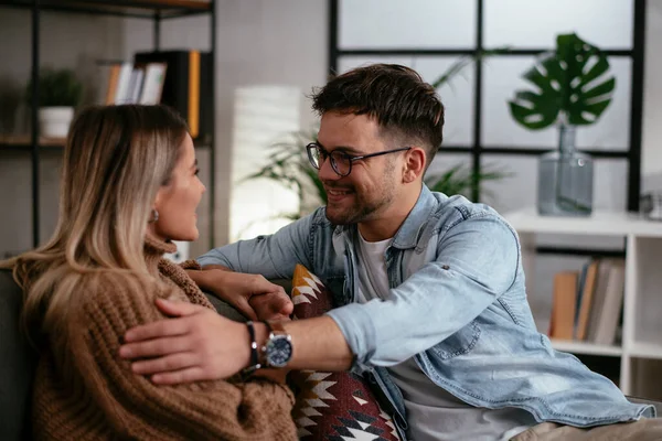 Evde oturan ve konuşan genç bir çift. Sevgili çift randevuda..