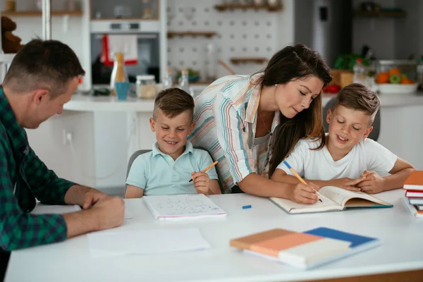 Moeder Vader Helpen Hun Zonen Met Huiswerk — Stockfoto