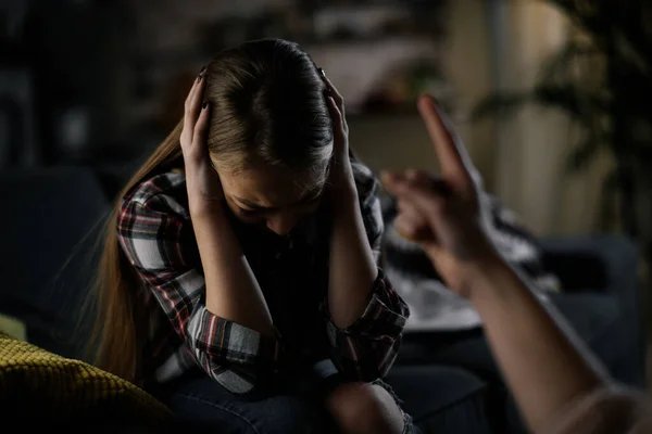 Anne kızına kızıyor. Kız annesinden korkuyor..