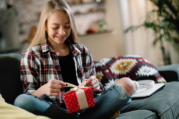Güzel küçük kız bir hediye veriyor.