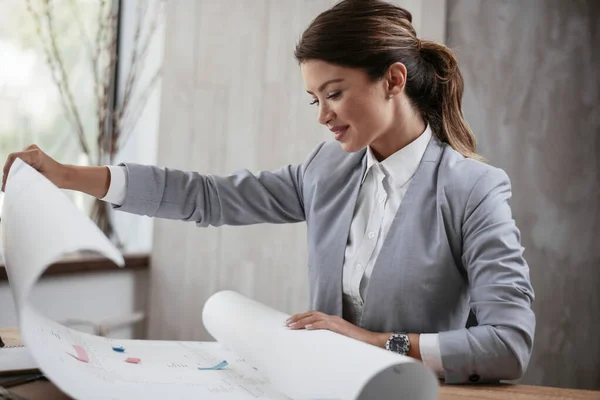 Güzel iş kadını yeni projeler üzerinde çalışıyor.