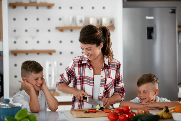 Mamá Preparando Desayuno Con Sus Hijos Joven Familia Feliz Haciendo —  Fotos de Stock