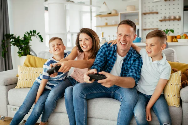 Feliz Casal Amoroso Estão Jogando Jogos Vídeo Com Crianças Casa — Fotografia de Stock