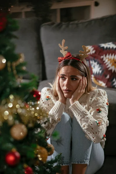 Joven Mujer Triste Sentada Cerca Del Árbol Navidad Mujer Deprimida Fotos de stock libres de derechos