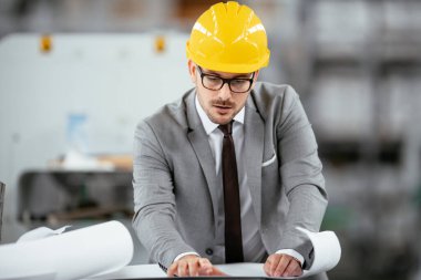 Modern Modern Fabrika 'da Hard Hat' ın baş mühendisi. Modern Endüstriyel Çevrede Yakışıklı Adam.