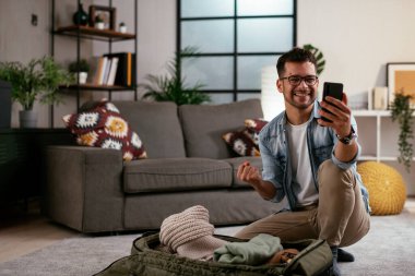 Adam yolculuğa hazırlanıyor, bavulunu hazırlıyor.