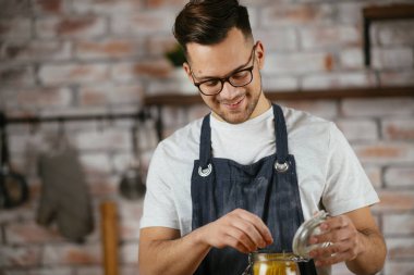 Mutfakta makarna hazırlayan yakışıklı adam. Lezzetli yemek pişiren adam..