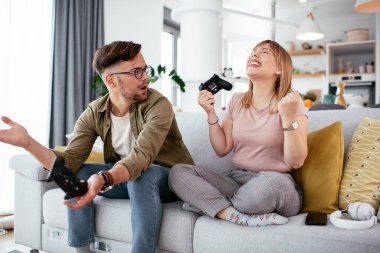 Evde video oyunu oynayan çift 