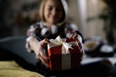 Güzel küçük kız bir hediye veriyor.