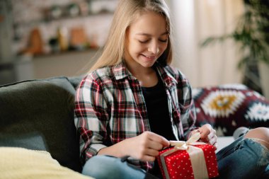 Güzel küçük kız bir hediye veriyor.