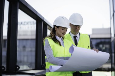 İnşaatta çalışan kasklı iki profesyonel insan dava açtı..