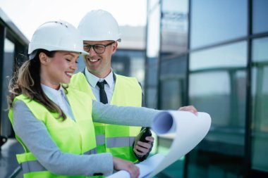 İnşaatta çalışan kasklı iki profesyonel insan dava açtı..