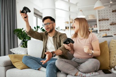 Evde video oyunu oynayan çift 