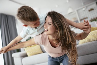 Mutlu anne ve oğul eğleniyor.