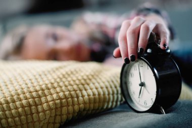 Kanepede uyuyan tatlı küçük kız. Yorgun kız uykuya daldı..