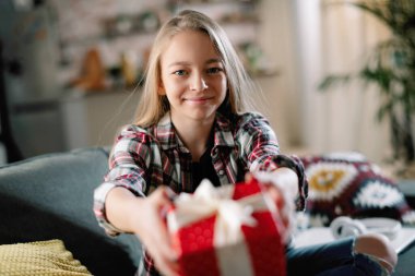 Güzel küçük kız bir hediye veriyor.
