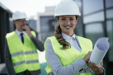 İnşaatta çalışan kasklı iki profesyonel insan dava açtı..