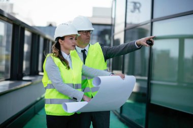 İnşaatta çalışan kasklı iki profesyonel insan dava açtı..