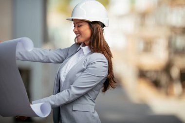 Elinde mavi izler olan güzel bir kadın mimarın portresi..