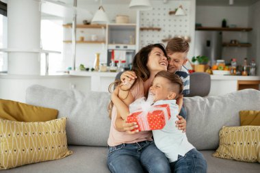 İki küçük oğul annelerine bir hediye veriyorlar. Annem oğullarından hediye aldığına şaşırdı.