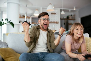 Evde video oyunu oynayan çift 