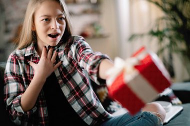 Güzel küçük kız bir hediye veriyor.