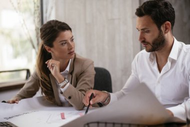 Ofisteki meslektaşlar. İş kadını ve işadamı ofiste iş tartışıyorlar. Birlikte çalışan iki arkadaş..