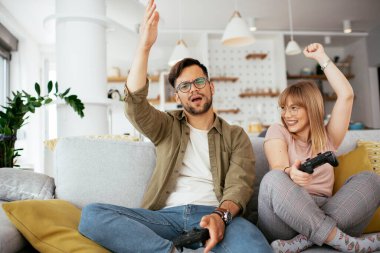 Evde video oyunu oynayan çift 