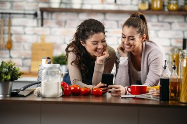 Mutfakta yemek pişiren güzel kızlar. En iyi arkadaşlar sağlıklı yemek hazırlıyor..