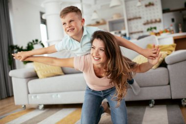 Mutlu anne ve oğul eğleniyor.