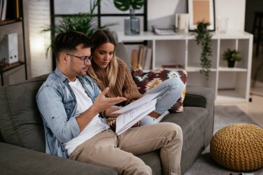 Evdeki belgeleri inceleyen çift 