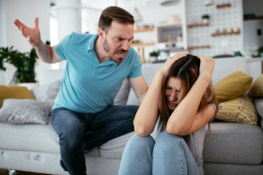 Aile içi şiddet. Koca karısını dövüyor ve bağırıyor..