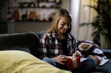 Güzel küçük kız bir hediye veriyor.